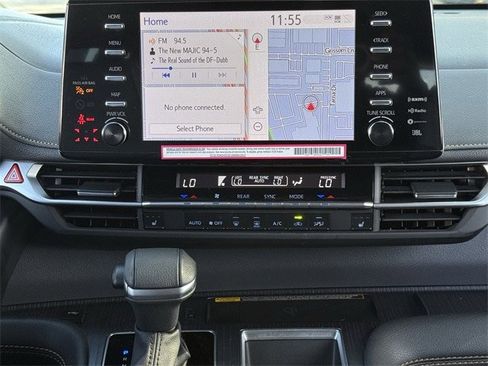 Used 2024 Toyota Sienna XLE Woodland Edition image 18