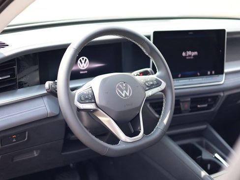 New 2025 Volkswagen Tiguan SE image 12