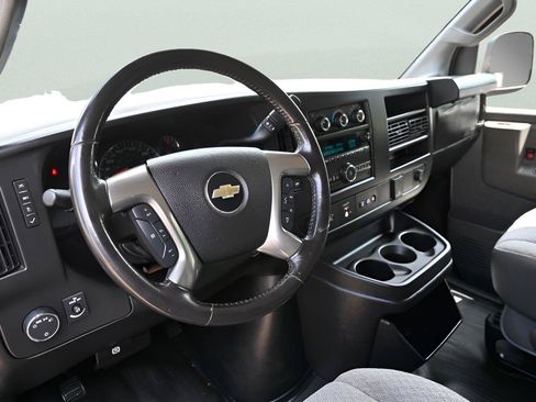 Used 2017 Chevrolet Express 3500 RWD image 10