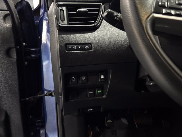 Used 2020 Nissan Rogue S FWD image 12