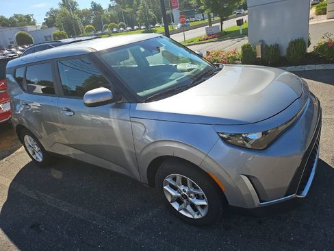 Certified 2025 Kia Soul LX w/ LX Technology Package FWD image 5