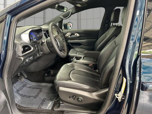 Used 2023 Chrysler Pacifica Touring-L w/ S Appearance Package AWD/4WD image 9