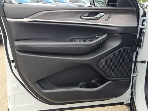 New 2025 Jeep Grand Cherokee Limited image 22