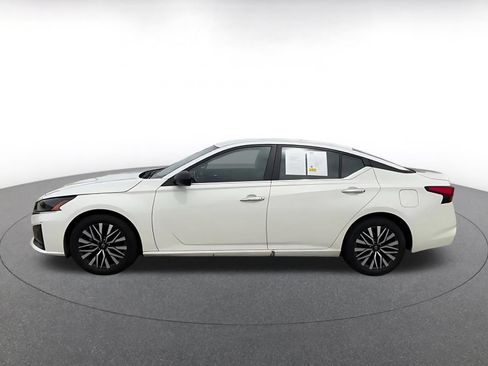 Used 2025 Nissan Altima 2.5 SV FWD image 10