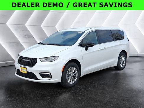 New 2026 Chrysler Pacifica Select image 2