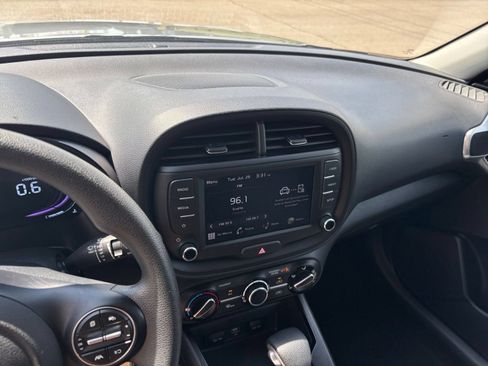 Used 2025 Kia Soul LX w/ LX Technology Package FWD image 16