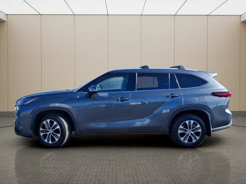 Used 2022 Toyota Highlander XLE image 3