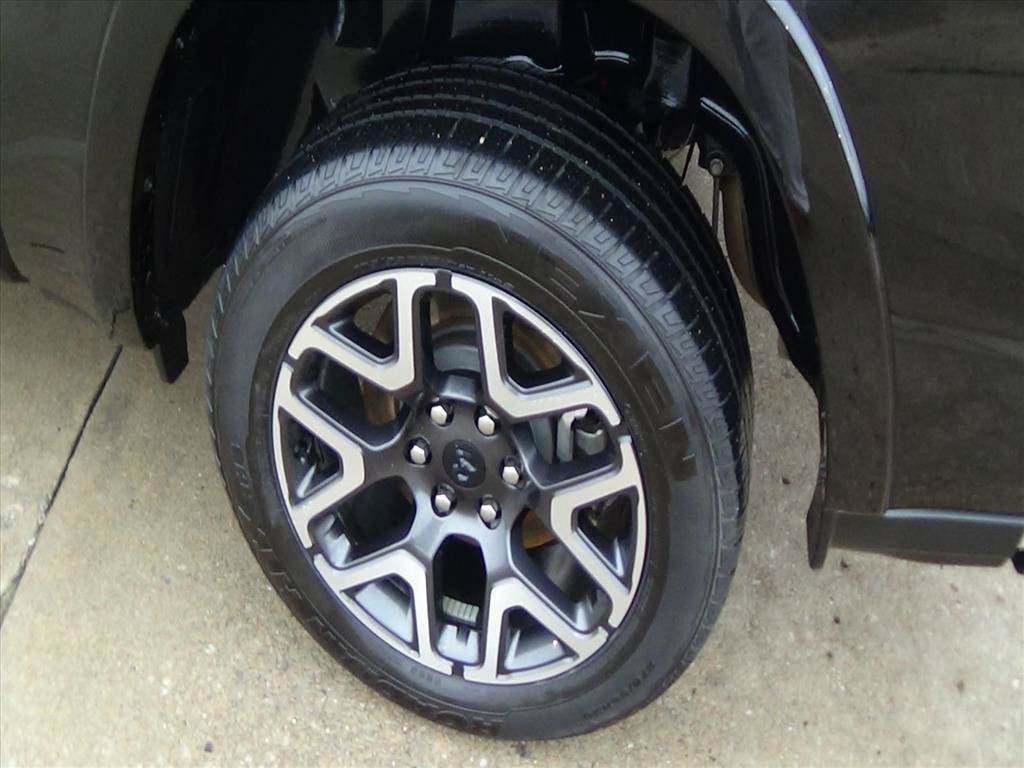 Used 2025 RAM 1500 Laramie AWD/4WD image 9