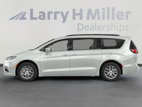 Used 2022 Chrysler Pacifica Touring-L FWD image 3