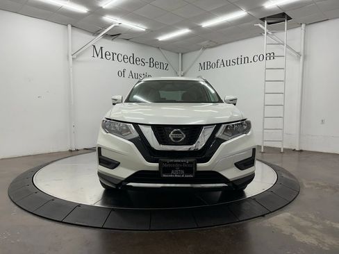 Used 2017 Nissan Rogue SV w/ SV Premium Package AWD/4WD image 2