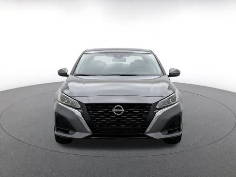 Used 2025 Nissan Altima 2.5 SV FWD image 2