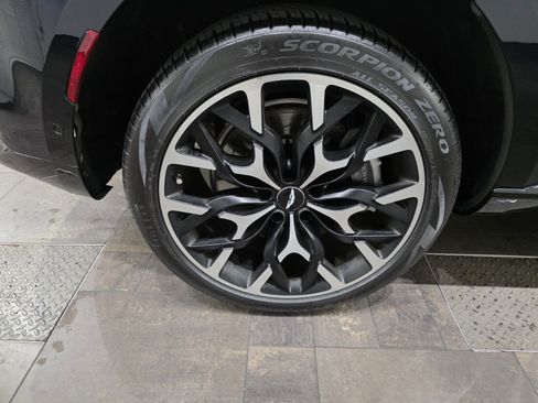 Used 2021 Aston Martin DBX image 4