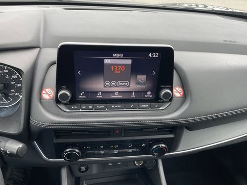 Used 2024 Nissan Rogue S FWD image 18