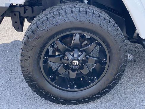 Used 2016 Jeep Wrangler Unlimited Sahara w/ Connectivity Group AWD/4WD image 40