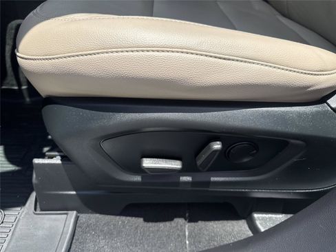 Used 2022 Ford Explorer Limited w/ Equipment Group 301A RWD image 12