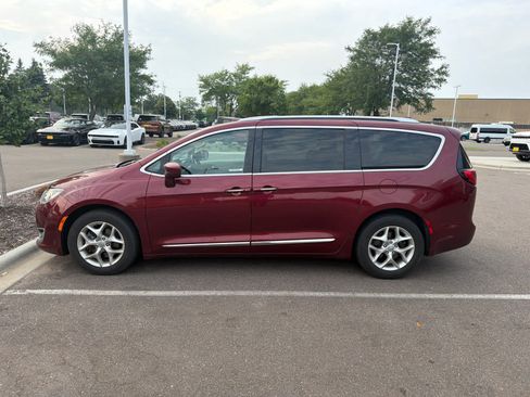 Used 2019 Chrysler Pacifica Touring-L w/ Tire & Wheel Group FWD image 5