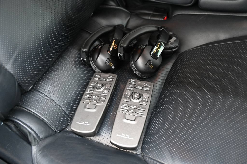 Used 2011 Lexus LX 570 4WD w/ Luxury Pkg image 50