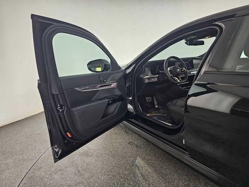 Used 2024 BMW 740i w/ Premium Package image 19