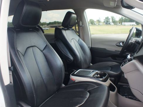 Used 2024 Chrysler Pacifica Touring-L FWD image 22
