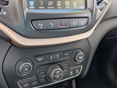 Used 2018 Jeep Cherokee Limited w/ Technology Group image 24