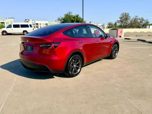 Used 2024 Tesla Model Y Long Range RWD image 8