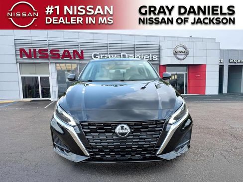 Used 2025 Nissan Altima 2.5 SV FWD image 2