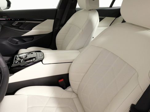 Used 2024 BMW 530i xDrive image 32