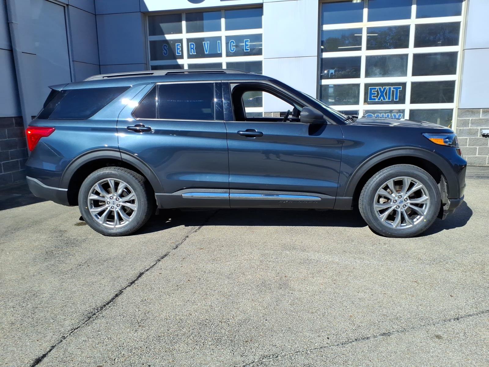 Certified 2023 Ford Explorer XLT w/ Equipment Group 202A AWD/4WD image 6