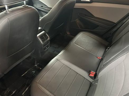 Certified 2022 Volkswagen Taos SE FWD image 15