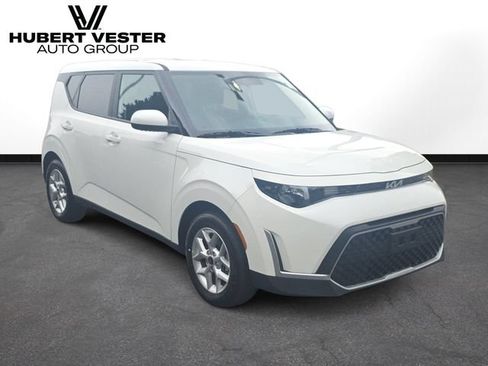 Used 2025 Kia Soul LX w/ LX Technology Package FWD image 4