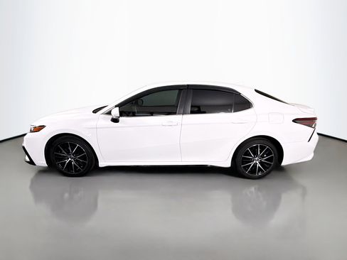 Used 2022 Toyota Camry SE w/ Convenience Package FWD image 6