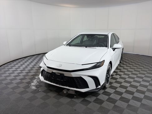 Used 2025 Toyota Camry SE image 2