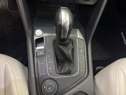 Used 2020 Volkswagen Tiguan SE image 21
