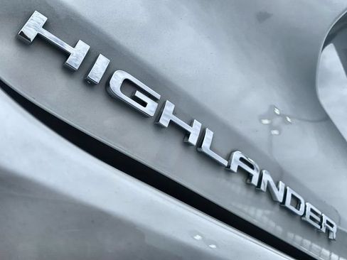 Used 2024 Toyota Highlander XLE AWD/4WD image 43