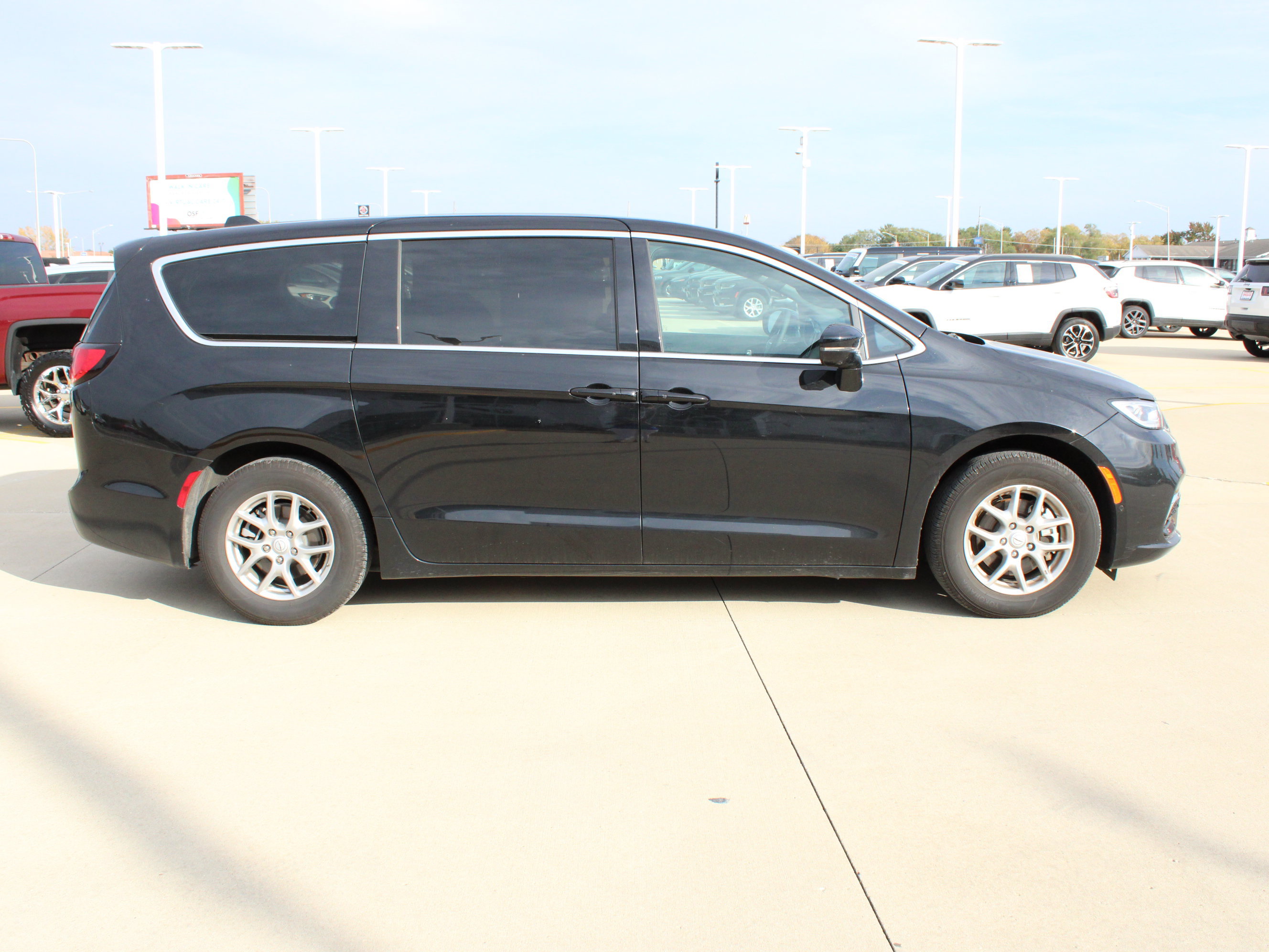 Used 2026 Chrysler Pacifica Select FWD image 6