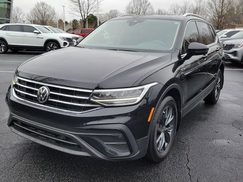 Used 2022 Volkswagen Tiguan SE w/ Panoramic Sunroof Package image 9