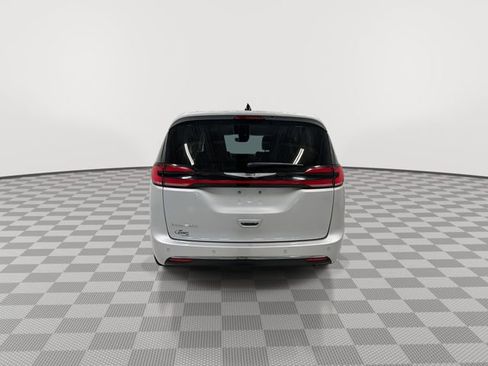 Used 2024 Chrysler Pacifica Touring-L image 9
