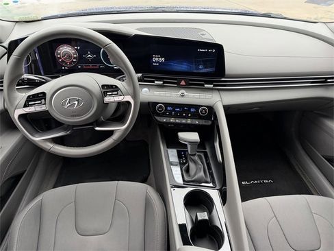 Used 2023 Hyundai Elantra SEL w/ Convenience Package image 9