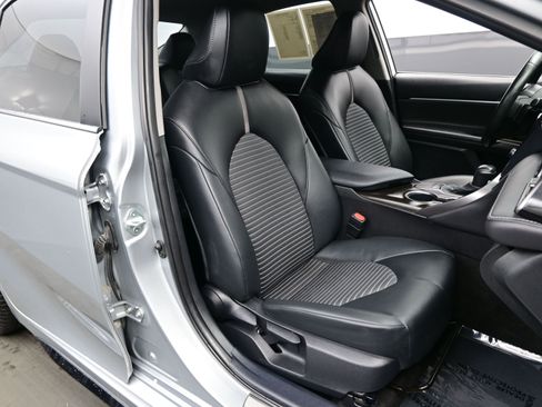 Used 2024 Toyota Camry SE image 14