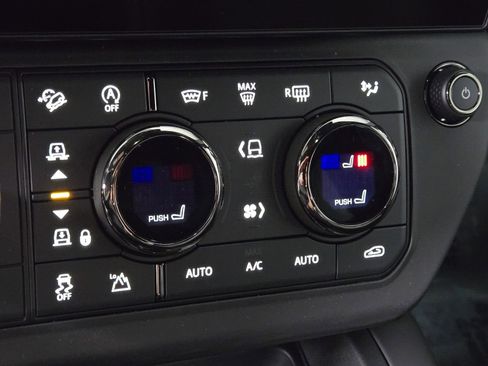 New 2026 Land Rover Defender 110 OCTA image 33