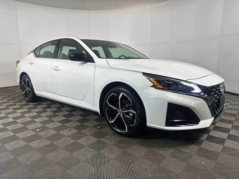 Certified 2025 Nissan Altima 2.5 SR image 2