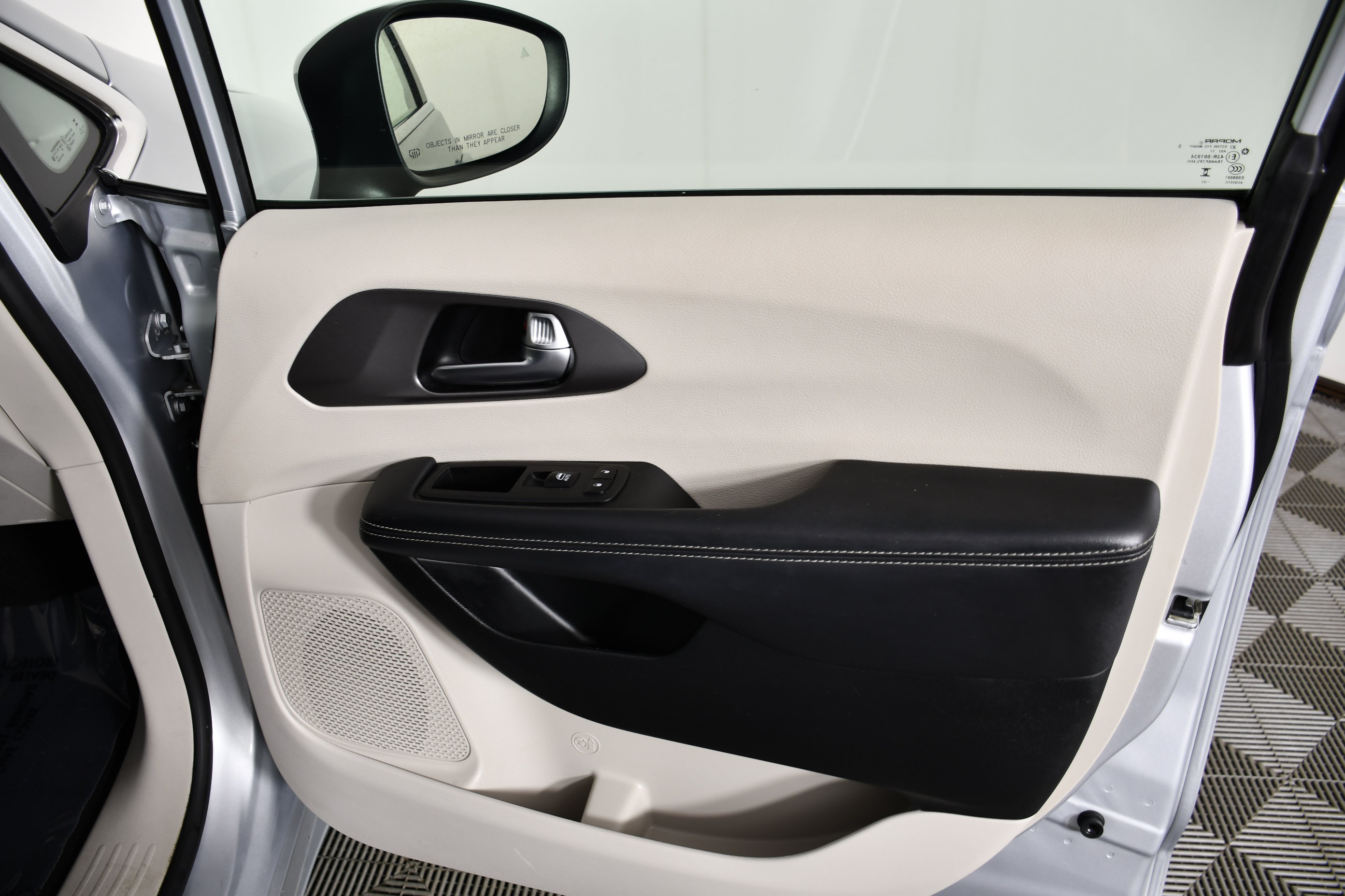 Used 2023 Chrysler Pacifica Touring-L FWD image 40