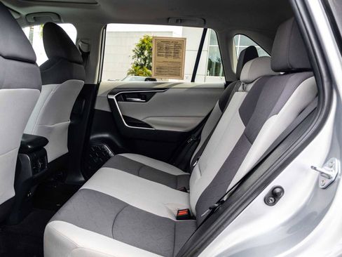 Used 2019 Toyota RAV4 XLE w/ Convenience Package FWD image 17