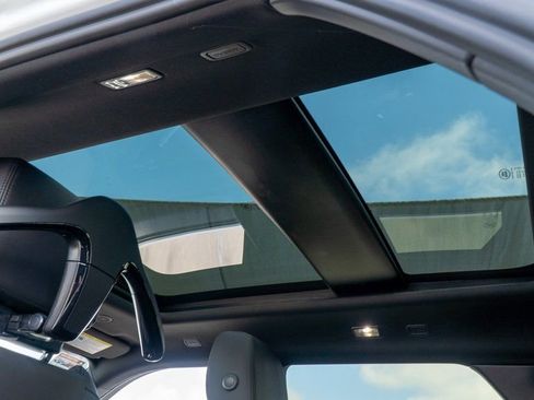 Used 2025 Land Rover Range Rover Evoque S image 28