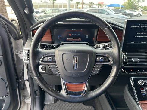 Used 2022 Lincoln Navigator Reserve image 12