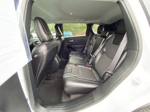 Used 2023 Jeep Cherokee Altitude Lux image 19