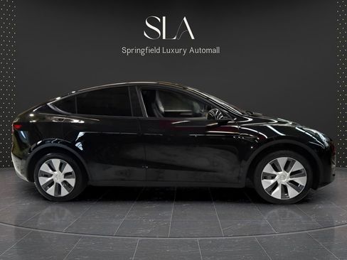 Used 2024 Tesla Model Y Long Range AWD/4WD image 9