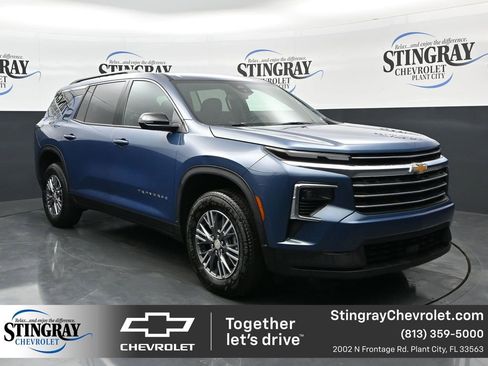 Used 2026 Chevrolet Traverse LT FWD image 1