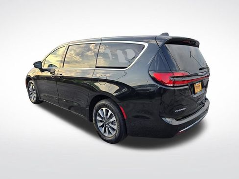 Used 2023 Chrysler Pacifica Touring-L FWD image 5