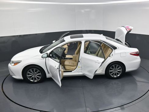 Used 2017 Toyota Camry XLE w/ Moonroof Package FWD image 25